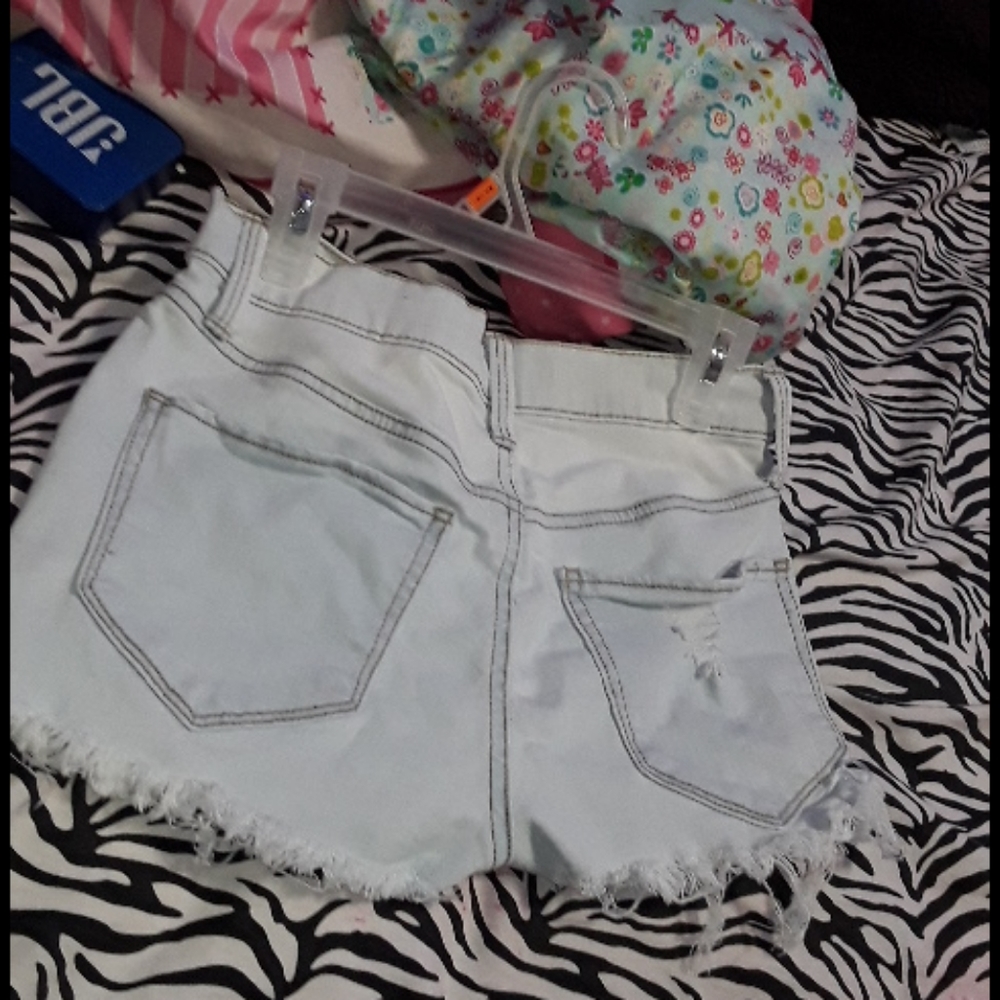 Mid rise Ripped Shorts - Picture 2 of 5